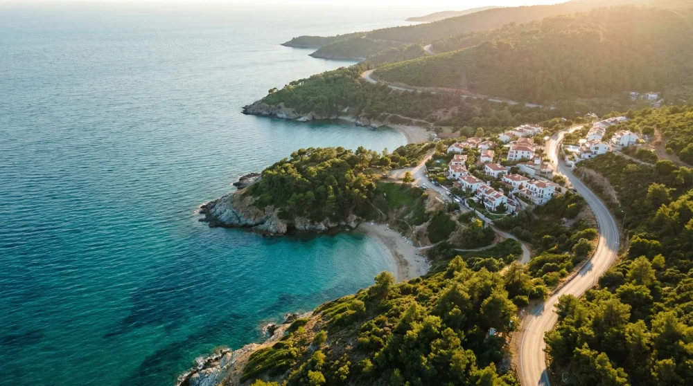 Dikili'nin turkuaz renkli denizi ve yeşil tepelerinin havadan kuşbakışı görünümü