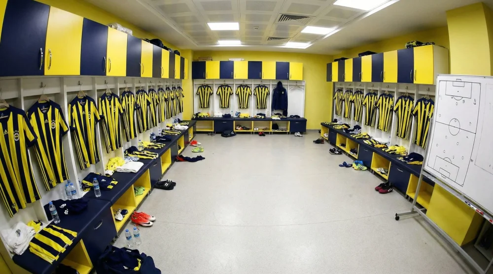 Fenerbahçe futbol takımı soyunma odasında asılı formalar ve dolaplar
