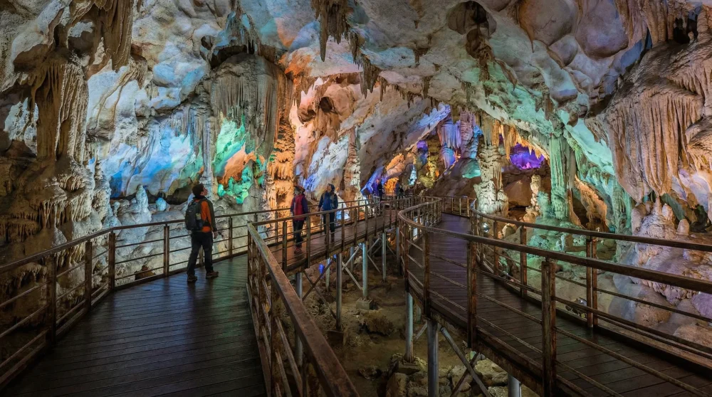 Gökgöl Mağarası içerisinde ziyaretçiler için özel olarak hazırlanmış ahşap ve metal yürüyüş platformu