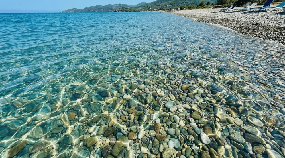 G&uuml;m&uuml;şyaka halk plajının taşlık ancak berrak deniz suyu ve kıyı yapısı