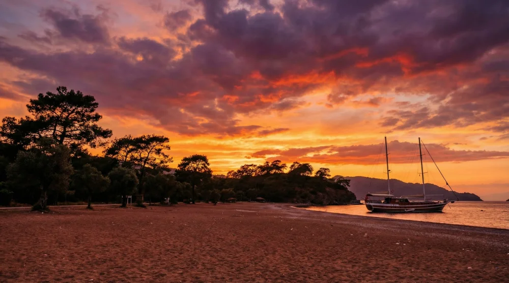 Hisar&ouml;n&uuml; k&ouml;rfezinde g&uuml;n batımı sırasında oluşan kızıl g&ouml;ky&uuml;z&uuml; ve sahil sil&uuml;eti
