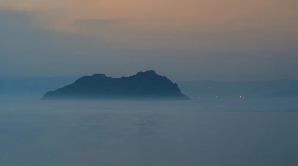 Marmara Denizi ortasında sisli ve gizemli g&ouml;r&uuml;nen İmralı Adası sil&uuml;eti