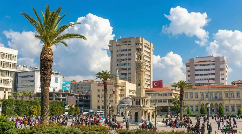 Izmir konak gezilecek yerler tarihi saat camii