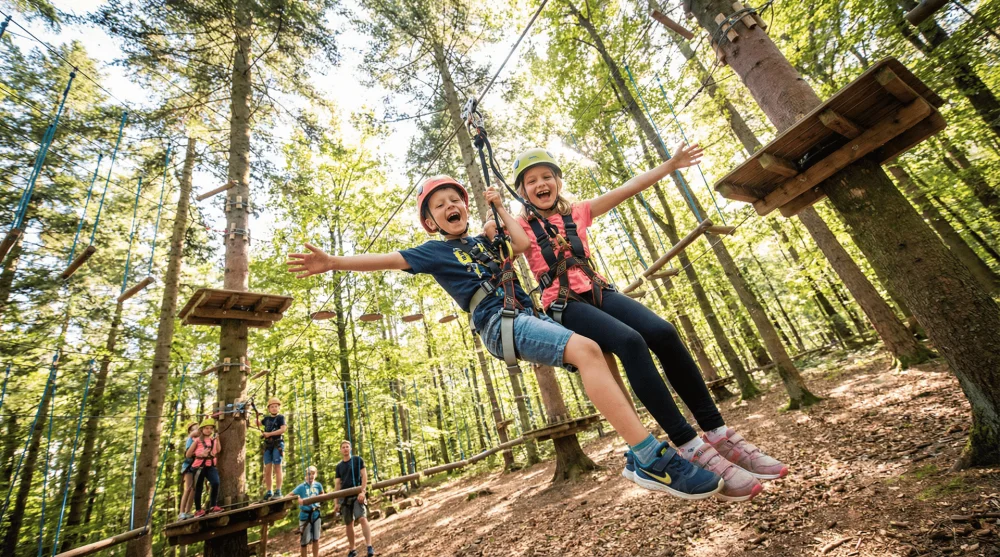 Kemerburgaz Kent Ormanı Macera Parkı i&ccedil;indeki zipline ve ip parkurunda eğlenen &ccedil;ocuklar