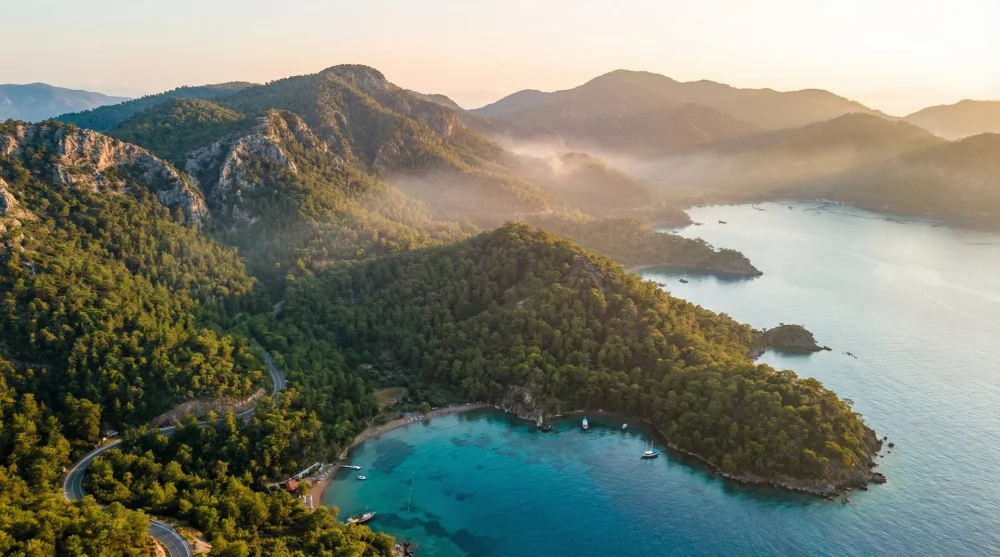 Marmaris'in &ccedil;am ormanlarıyla kaplı yeşil tepelerinin turkuaz denizle buluştuğu havadan g&ouml;r&uuml;n&uuml;m