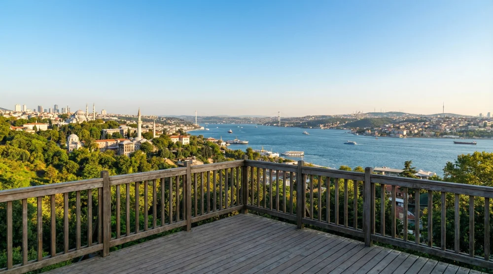 Mihrabat Korusu seyir terasından İstanbul Boğazı ve k&ouml;pr&uuml; manzarası