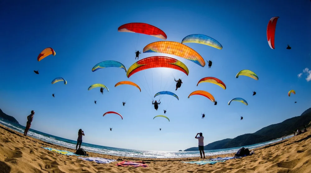 Ormanlı plajı &uuml;zerinde s&uuml;z&uuml;len renkli yama&ccedil; paraş&uuml;tleri