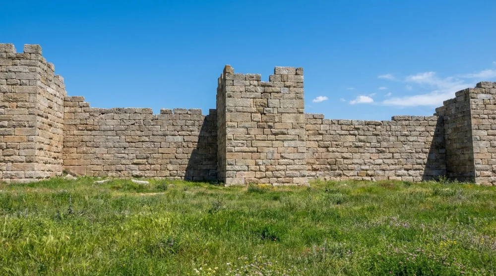 Restore edilmiş Phokaia antik kent surları ve taş iş&ccedil;iliği