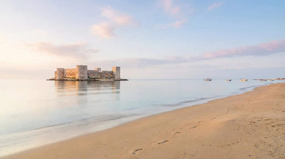 Sabah erken saatlerde Kızkalesi plajının sakin ve dalgasız denizi