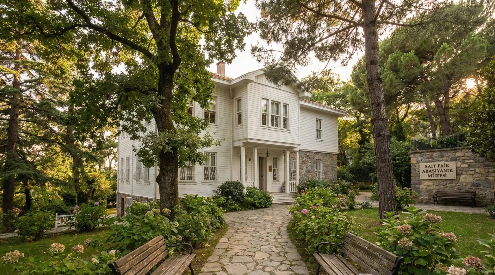 Burgazada'da bulunan beyaz k&ouml;şk Sait Faik Abasıyanık M&uuml;zesi dış g&ouml;r&uuml;n&uuml;m&uuml;