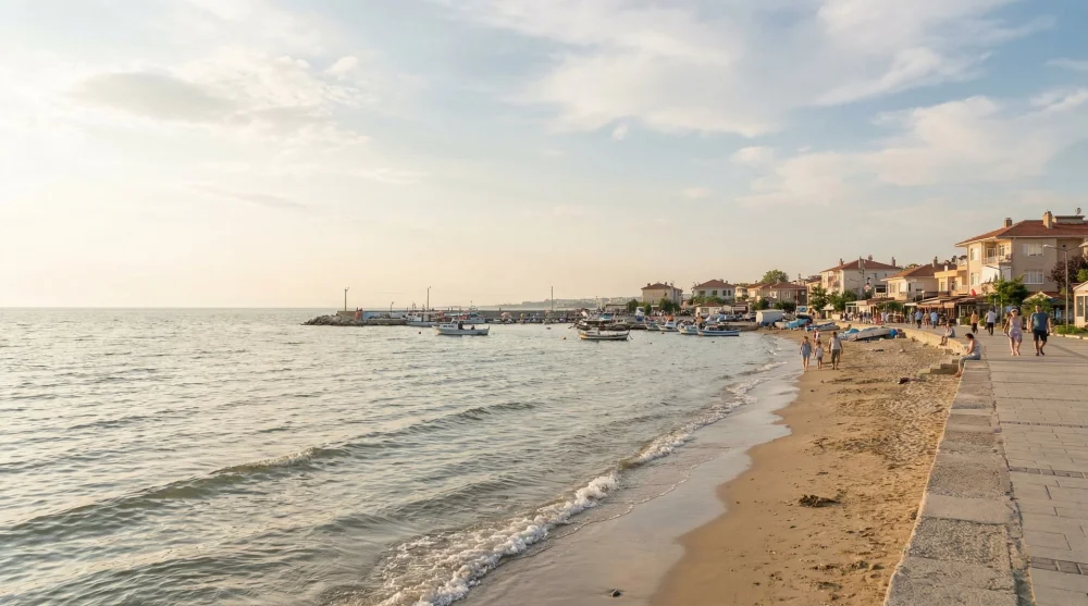 Marmara Denizi kıyısında uzanan Silivri sahil şeridi ve yazlık yerleşim yerleri