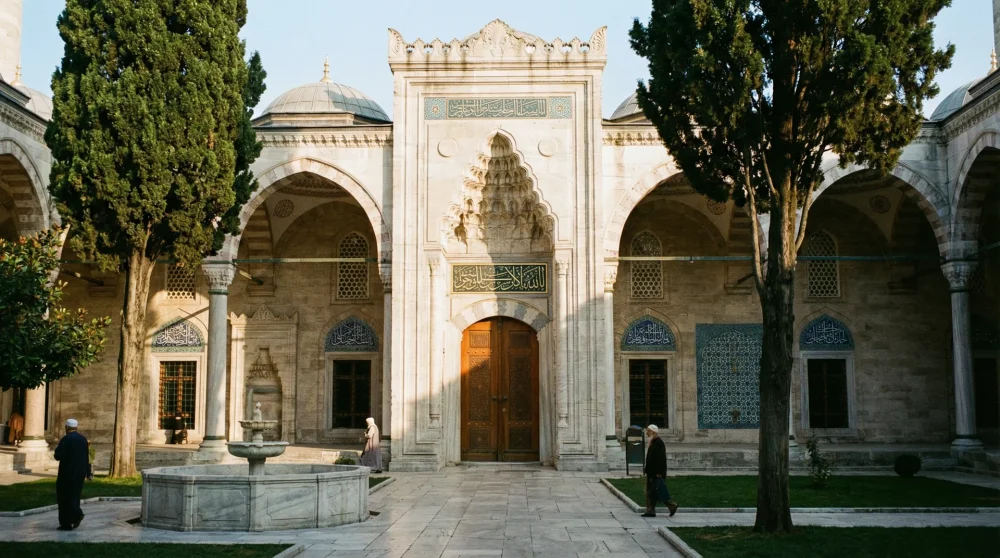 S&uuml;leymaniye Yazma Eserler K&uuml;t&uuml;phanesi tarihi taş mimarisi ve avlu girişi