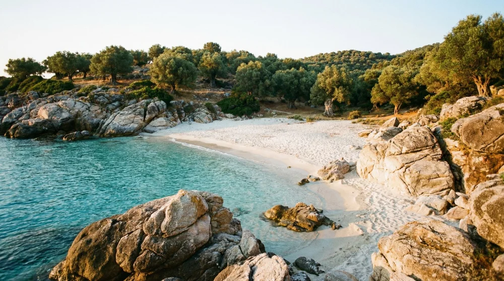 Herhangi bir tesis veya yapı bulunmayan bakir K&uuml;&ccedil;&uuml;k Zindancık Koyu kumsalı