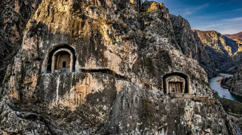 Amasya Kral Kaya Mezarları Ziyaret Detayları ve Tarihçesi