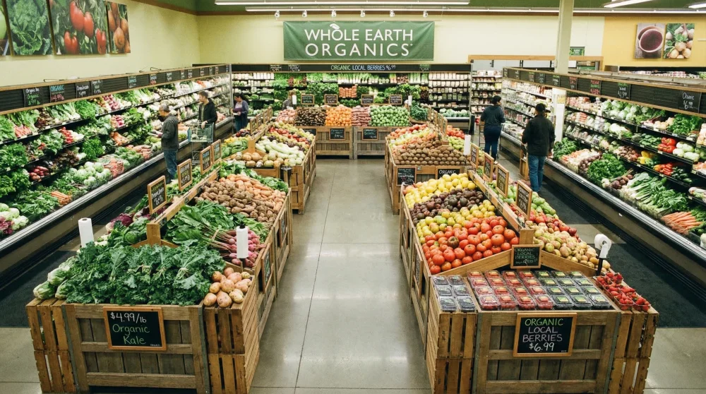 Amerika'da bir süpermarketin taze meyve ve sebze reyonu, fiyat etiketleri ve düzenli raflar