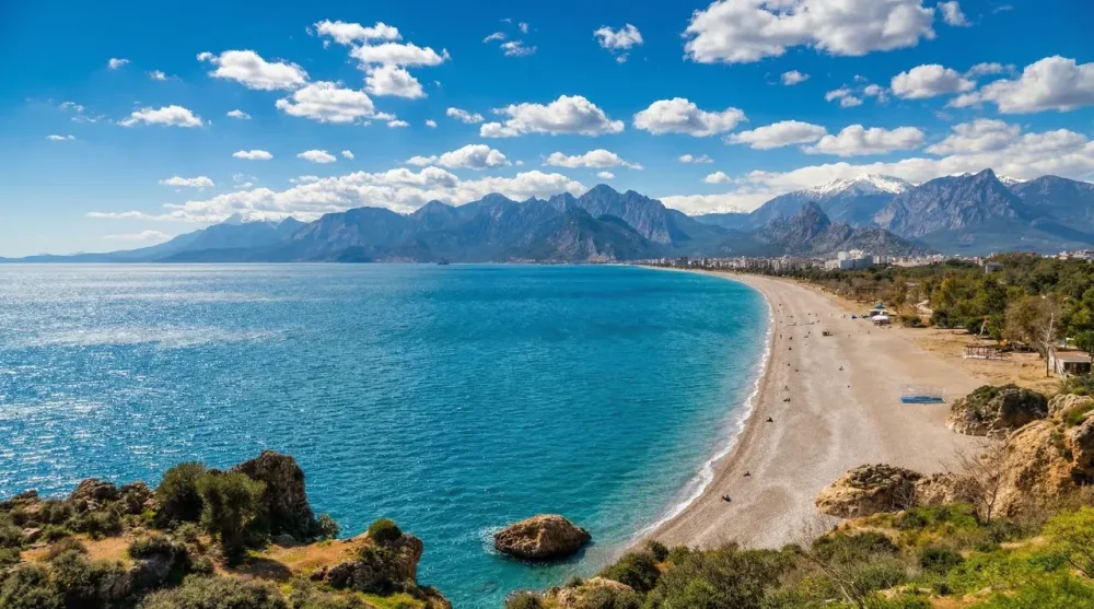 Konyaaltı Plajı: Denizi Nasıl? Kum Yapısı ve Otobüs Hatları