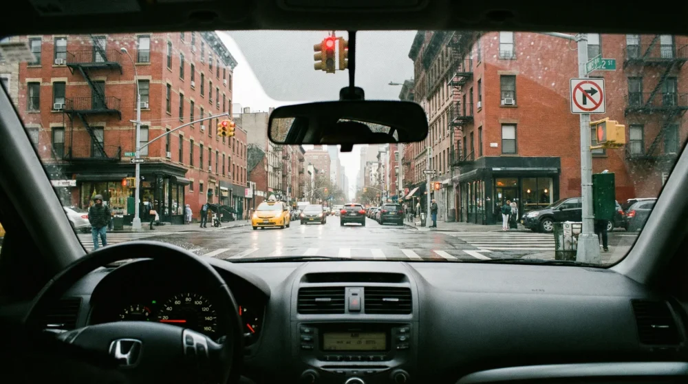 Amerika'da bir kavşakta kırmızı ışıkta sağa dönüşün yasak olduğunu belirten trafik tabelası