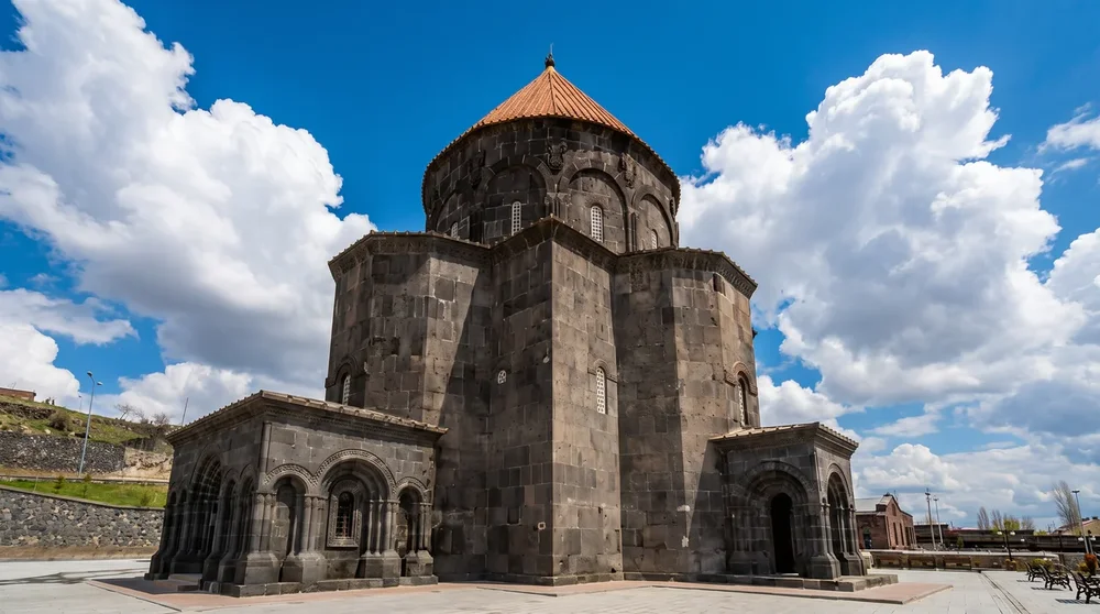 Kars Kümbet Camii (12 Havariler Kilisesi): Tarih, Mimari ve Ziyaret Rehberi