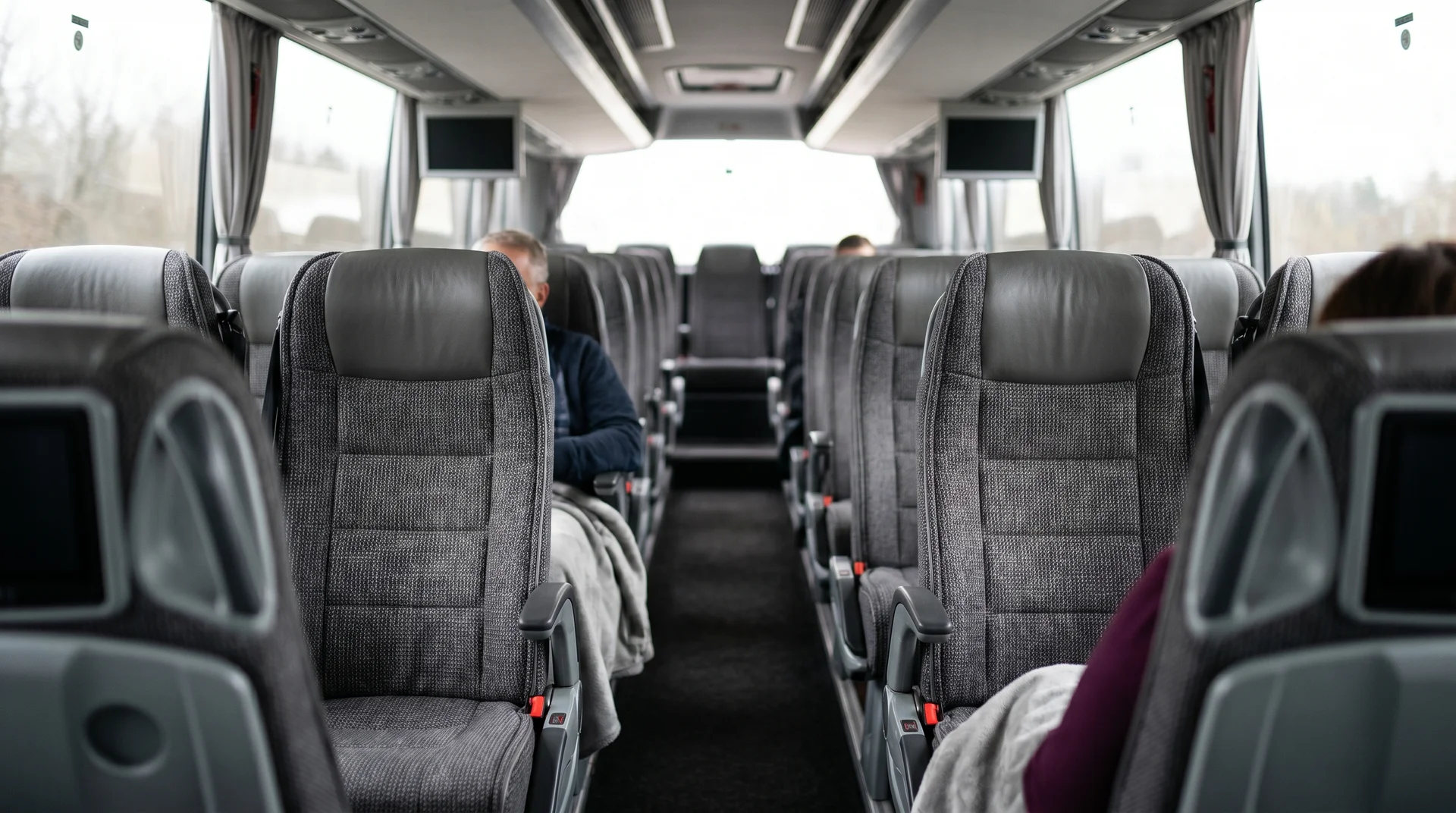 Modern bir şehirlerarası otobüsün iç kısmında sarsıntıyı en az hisseden orta bölüm koltukları