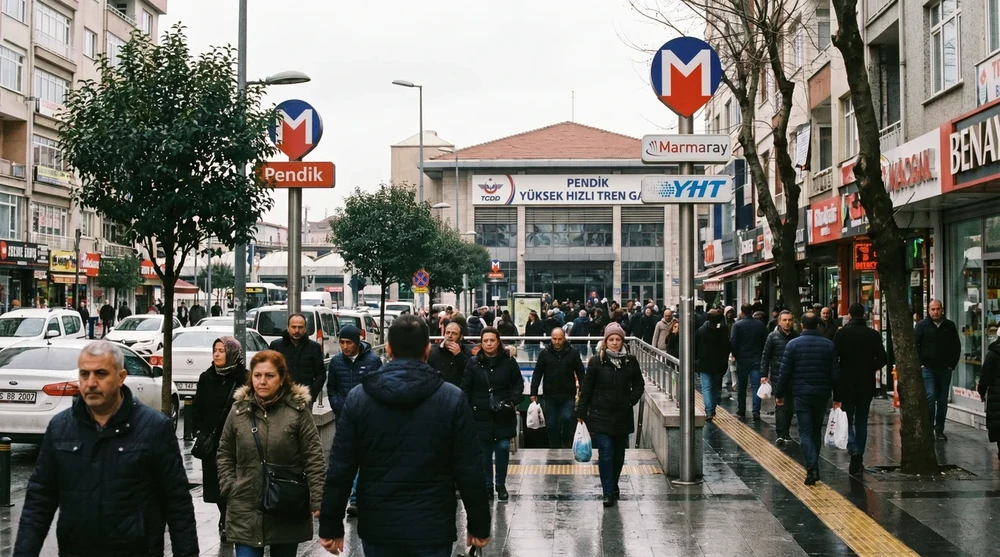 Pendik Yüksek Hızlı Tren Garı girişi, Marmaray tabelaları ve kaldırımda yürüyen yolcular