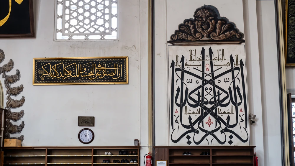 Bursa Ulu Camii sütununda büyük boy hat levhası