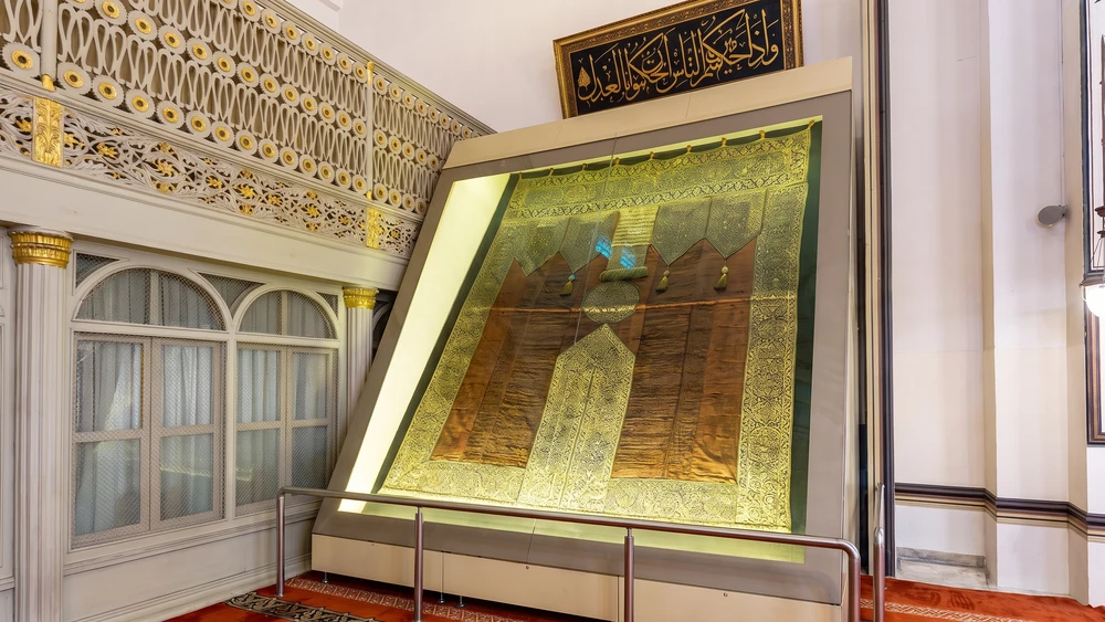 Bursa Ulu Camii vitrininde sergilenen tarihi Kâbe kapı örtüsü