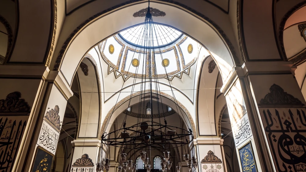 Bursa Ulu Camii yirmi kubbesinden birinin camekanlı aydınlık feneri