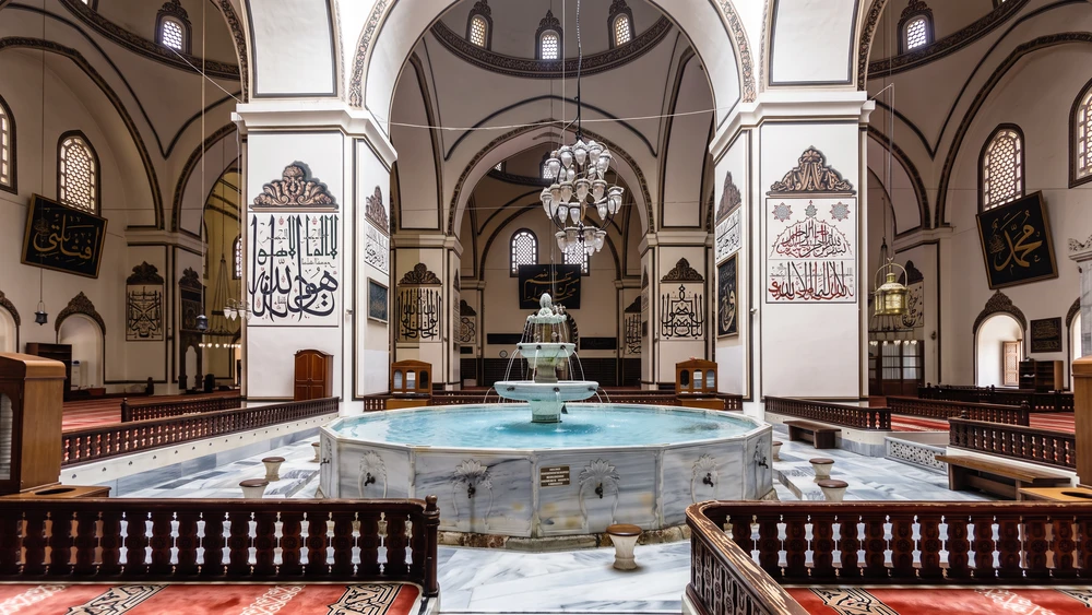 Bursa Ulu Camii içindeki mermer şadırvan ve camekanlı kubbe