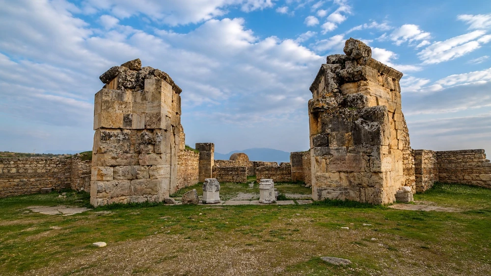 Hierapolis Bizans Kapısı'nın ikiz kuleleri