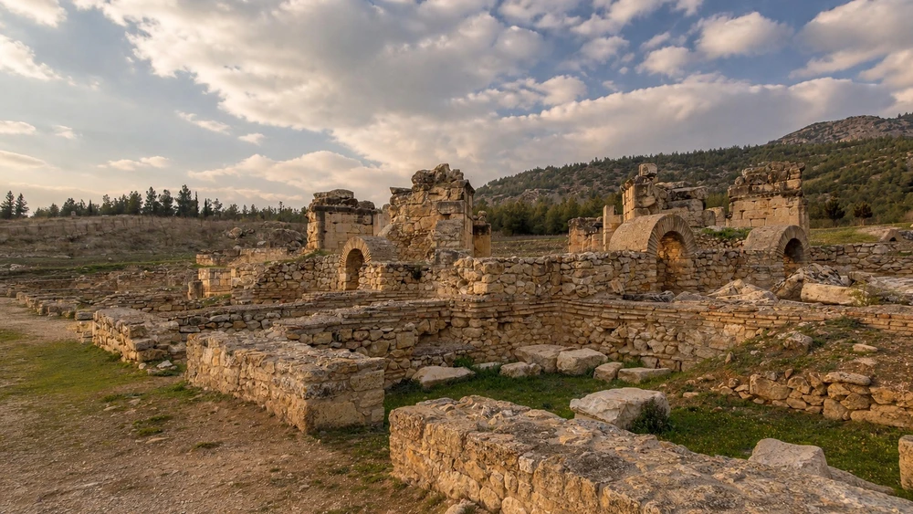 Aziz Philippos Martyrion'un devasa traverten kemerleri gün batımında