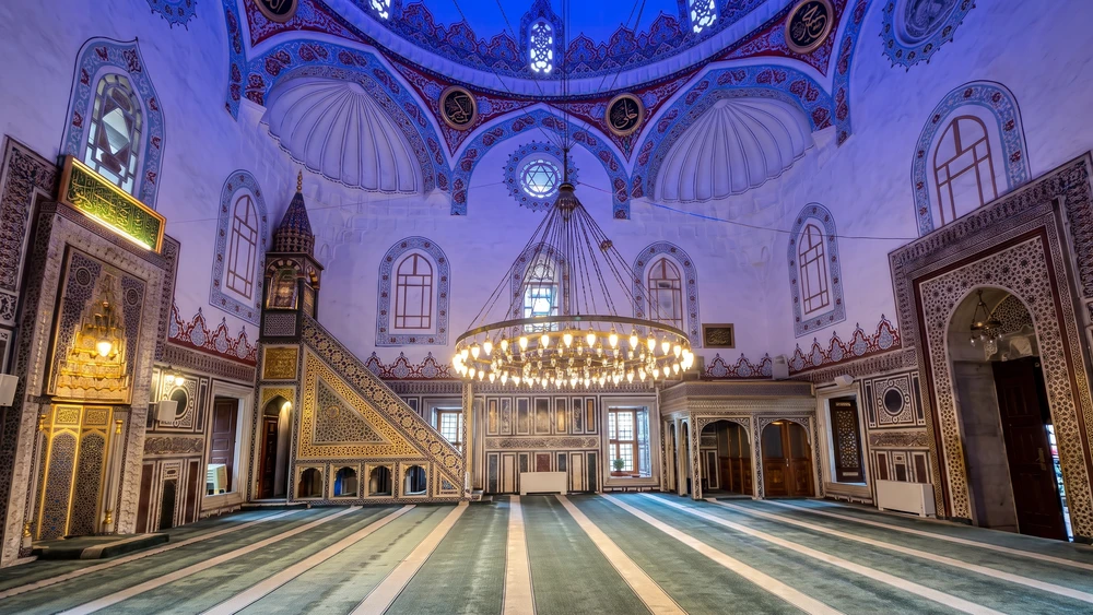 Çoban Mustafa Paşa Külliyesi cami iç mekanı, minber ve kubbe süslemeleri