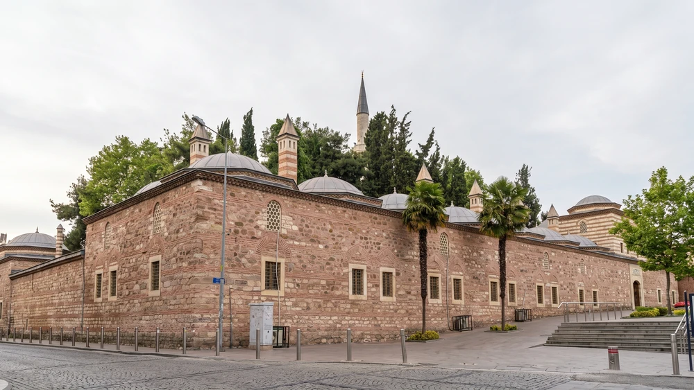 Çoban Mustafa Paşa Külliyesi dış taş duvarları, kubbeler ve minare panoraması