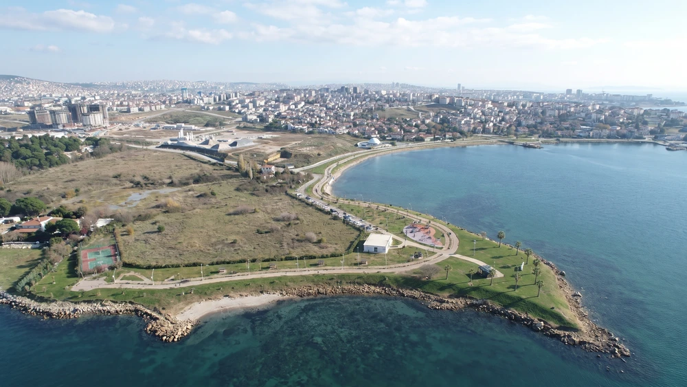 Darıca Balyanoz Koyu Sahil Parkı'nın deniz kıyısındaki havadan görünümü