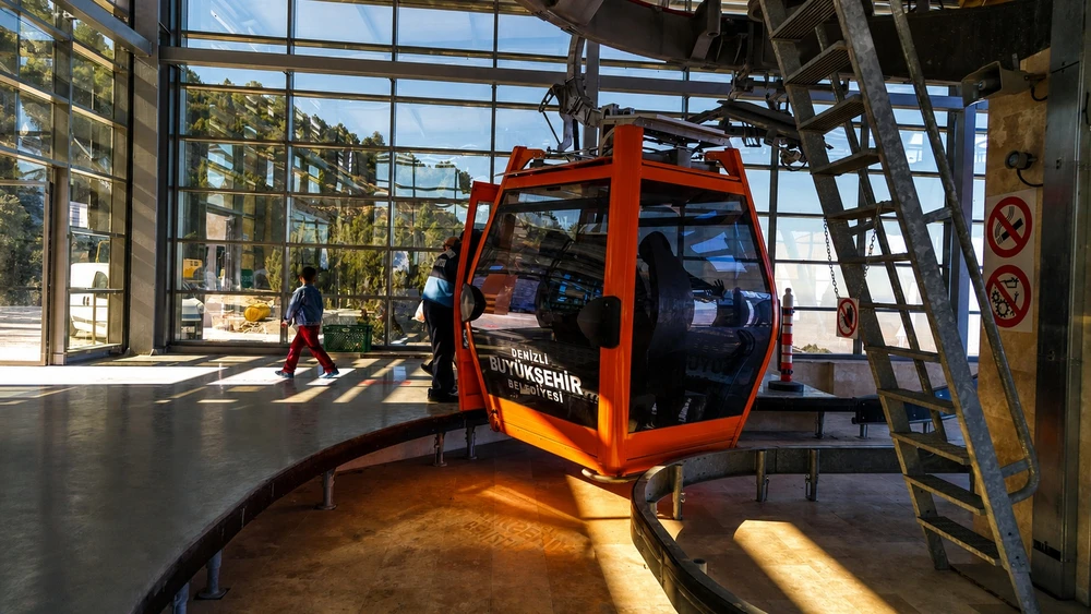 Denizli Teleferik alt istasyonundaki gondol kabini