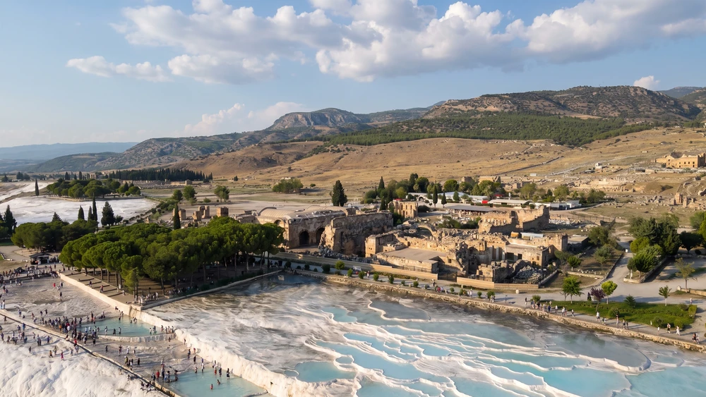 Hierapolis antik kentinin kalıntıları ve travertenlerin havadan görüntüsü