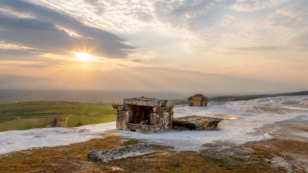 Hierapolis nekropolünde tepeye yayılan antik mezar yapıları ve lahitler