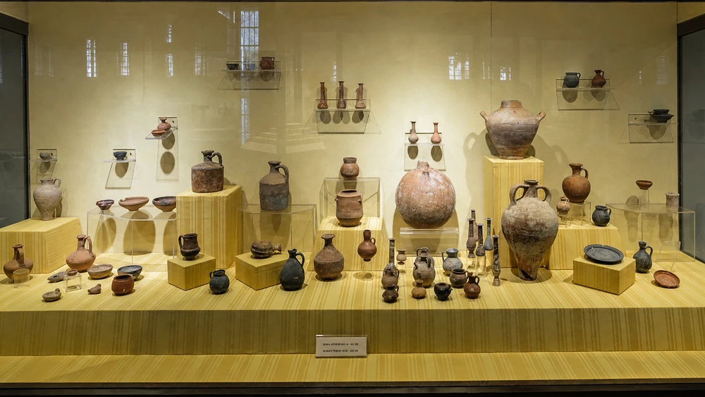 Hierapolis Müzesi'nde Roma dönemi seramik vitrin