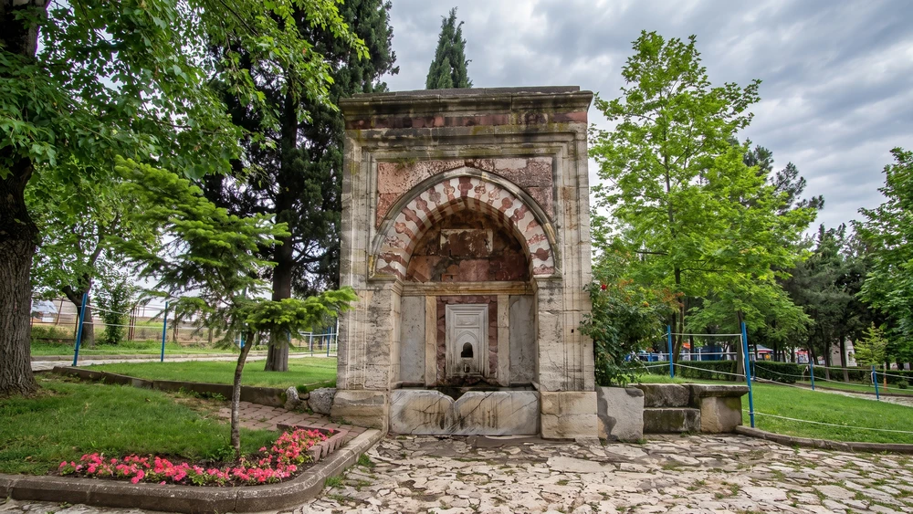 1659 yılında yaptırılan Hünkar Çeşmesi'nin taş kemerli cephesi