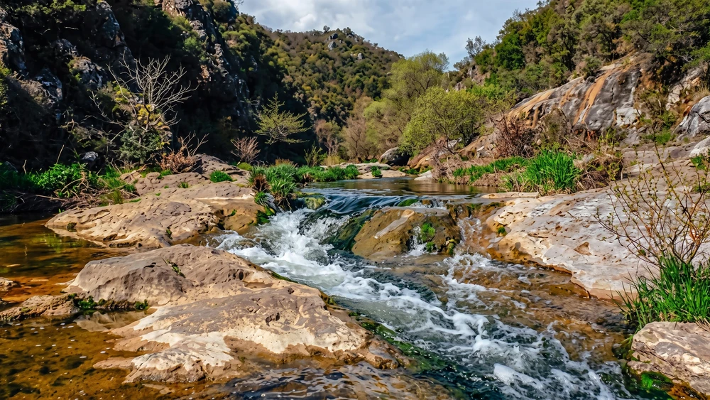 Ballıkayalar'da dar kanyon içinde basamaklı şekilde akan küçük şelale