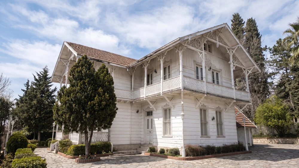 Osman Hamdi Bey Evi'nin ahşap dış cephesi, balkonları ve bahçedeki servi ağaçları