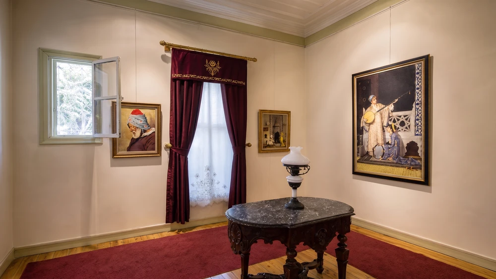 Müzenin resim galerisi odası, duvarlarda Osman Hamdi Bey tablolarının kopyaları