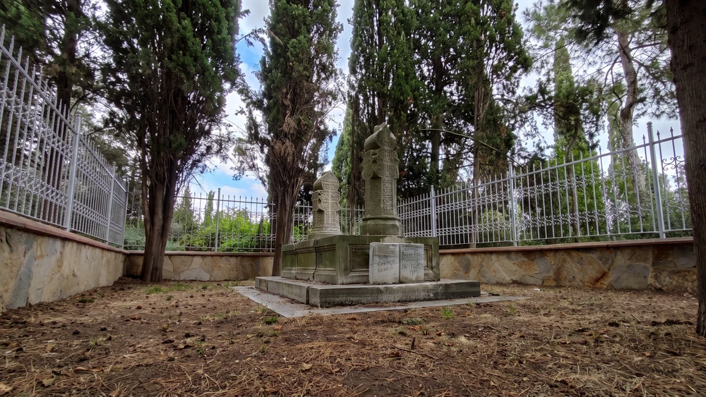 Osman Hamdi Bey'in ailesine ait mezar taşları, servi ağaçlarıyla çevrili küçük bahçe
