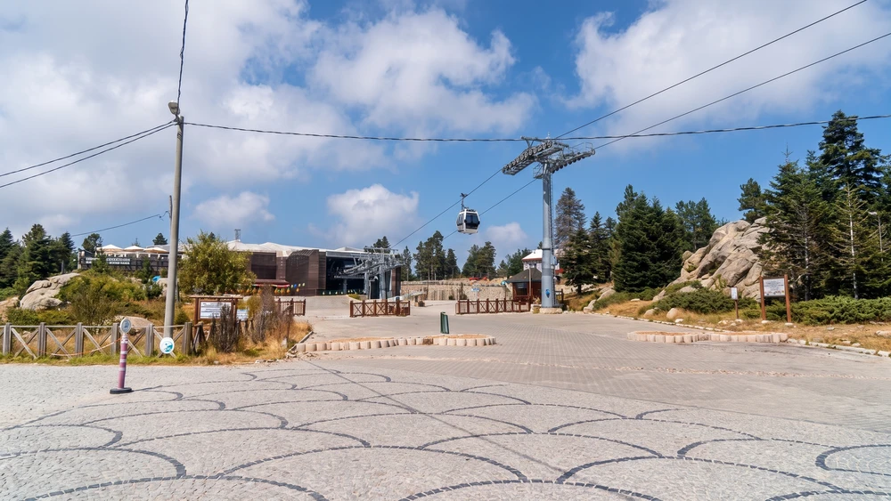 Sarıalan teleferik istasyonu meydanı ve inen kabin