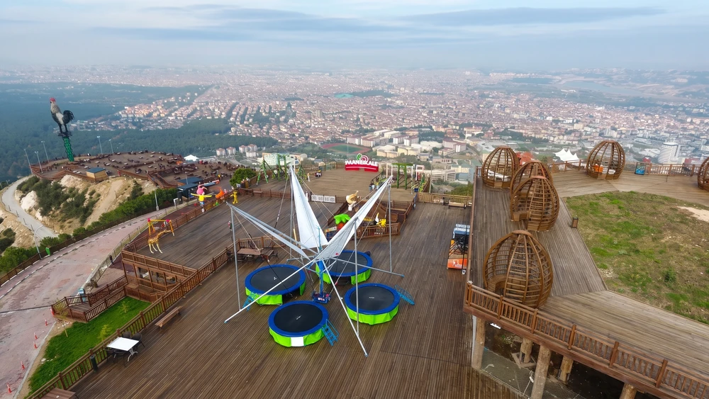 Denizli Seyir Tepesi'ndeki macera parkurunda trambolinler