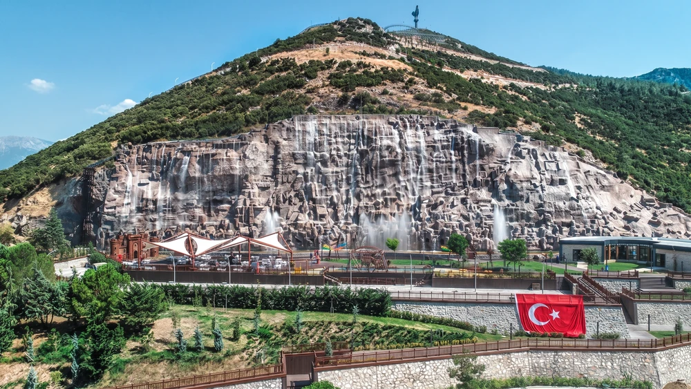Denizli Seyir Tepesi'ndeki yapay şelalenin havadan görünümü