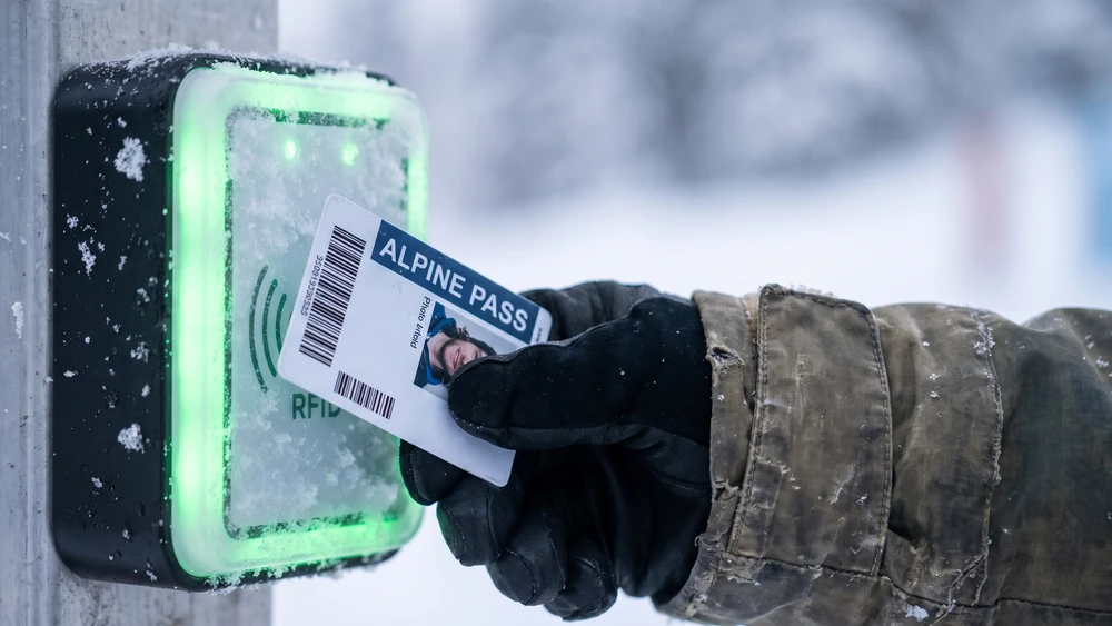 Skipass kartının telesiyej turnikesine okutulduğu yakın çekim