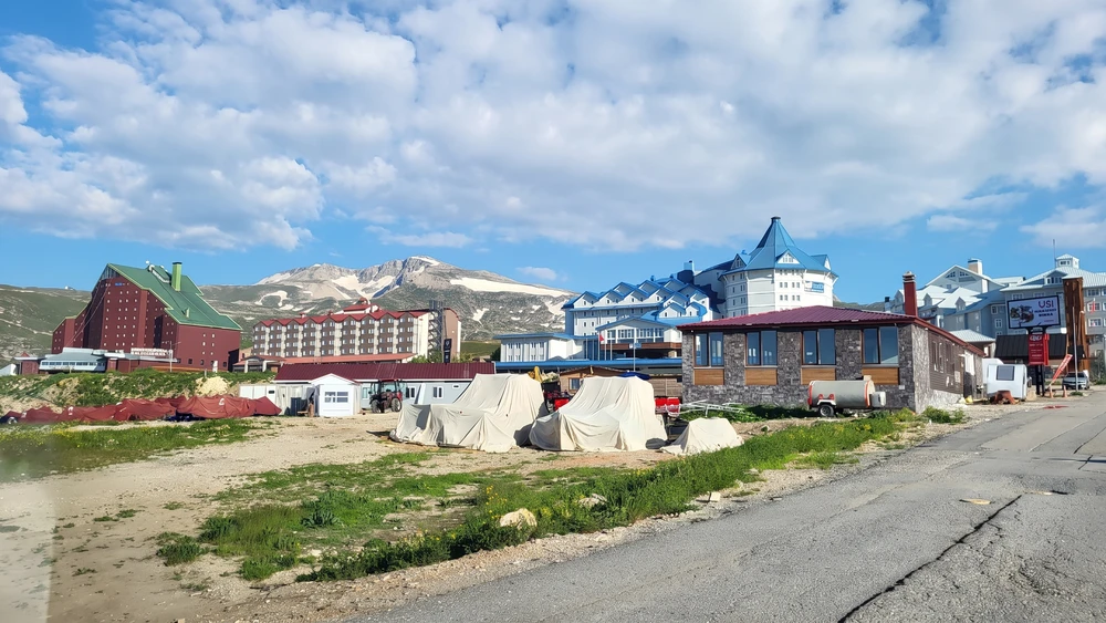 Yaz aylarında karsız dağlar önünde boş Uludağ otel kompleksi