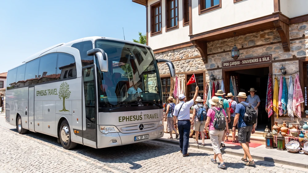 Organize Bursa günübirlik turunda geleneksel bir alışveriş molasında duran tur otobüsü