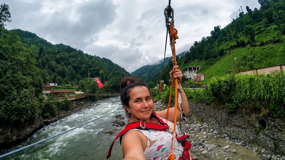 Fırtına Deresi üzerinde zipline hattında ilerleyen bir ziyaretçinin selfie karesi