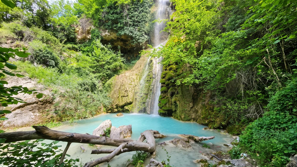 Suuçtu Şelalesi'nin ormanla çevrili turkuaz gölet havzası